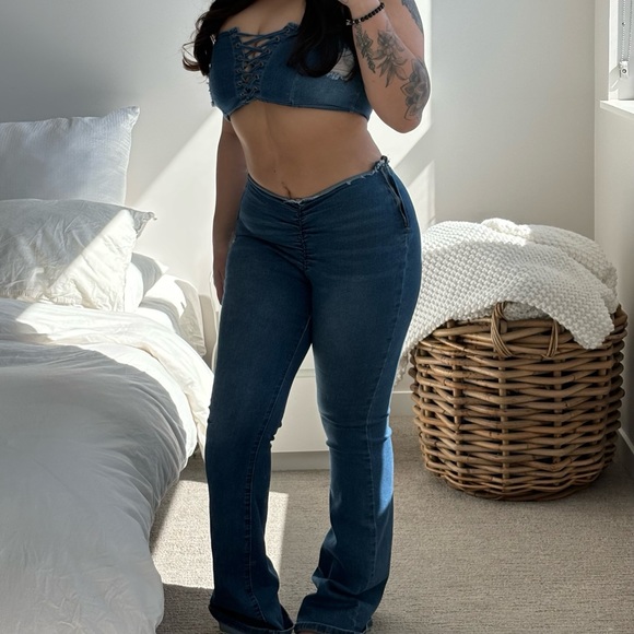 SHEIN | Raw Hem Ruched Flare Leg Jeans - Picture 1 of 4